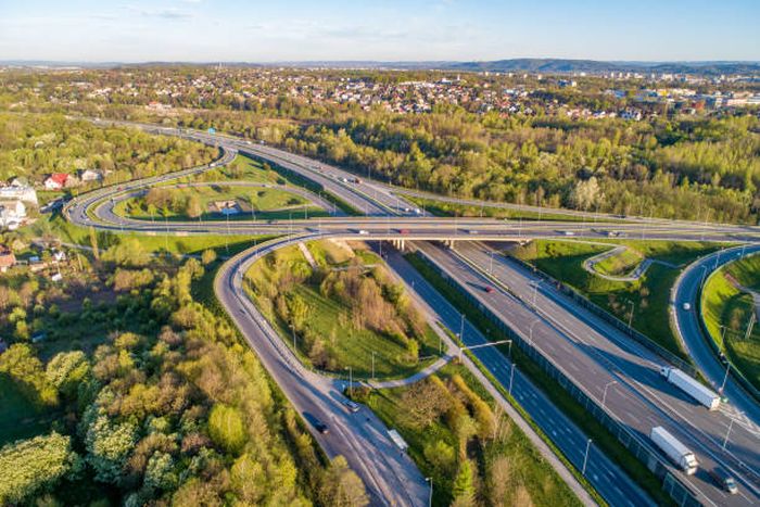 Od autostrad po drogi krajowe – wyzwania i niespodzianki na trasach łączących duże miasta